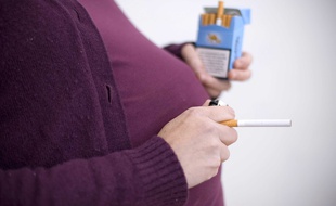 Illustration d'une femme enceinte avec une cigarette.