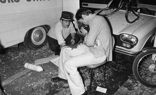 Une victime secourue après l'attentat devant une synagogue de la rue Copernic à Paris, le 3 octobre 1980.
