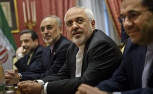 Le ministre iranien des Affaires étrangères Javad Zarif (2è d) attend le début de la réunion avec les Américains à l'hôtel Beau Rivage à Lausanne, le 26 mars 2015