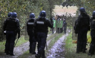 Trois personnes ont été interpellées jeudi dans le cadre de nouvelles évacuations de maisons squattées par des opposants au projet d'aéroport à Notre-Dame-des-Landes au nord de Nantes, selon la préfecture de Loire-Atlantique.