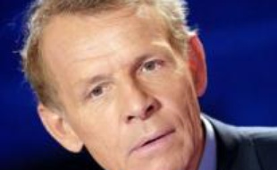 TF1 s'est refusé à traiter la relation entre Nicolas Sarkozy et Carla Bruni, et a fait cavalier seul au nom du respect de la vie privée, tandis que d'autres chaînes, comme France 2 ou LCI, défendent le devoir d'information sur un élément relevant de la vie publique du chef de l'Etat.