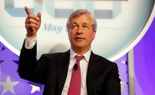 La banque américaine JPMorgan Chase a annoncé jeudi qu'elle avait enregistré sur les six dernières semaines une perte de 2 milliards de dollars dans le courtage, qui pourrait grossir à cause de positions risquées de dérivés de crédit, produits à l'origine de la crise de 2008.