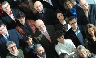 Alain Rousset entouré par ses colistiers, à Bordeaux.