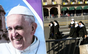 Un portrait du pape François le 15 février 2016 devant la cathédrale à Morelia dans l'Etat de Michoacan