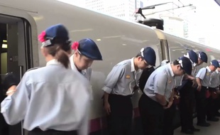 Une équipe de nettoyage du Shinkansen, le TGV japonais.