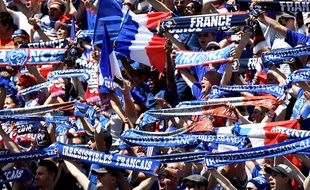 Lyon, le 26 juin 2016. Supporters français avant la rencontre face à l'Irlande. AFP PHOTO / PHILIPPE DESMAZES