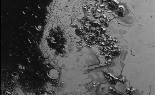 Photo de la frontière Cthulhu/Tombaugh Regio sur Pluto.