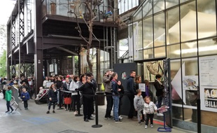 File d'attente devant la Galerie des Machines, à Nantes.
