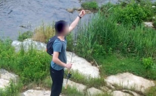 Illustration d'un pêcheur à la ligne.
