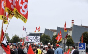 Des salariés manifestent contre un plan social