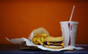 Afin de lutter contre l'obésité juvénile, la Grande-Bretagne a décidé de sévir contre les publicités télévisées pour des aliments et des boissons trop riches en graisse, sel ou sucre qui visent une clientèle d'enfants et d'adolescents.