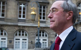 L'ancien ministre de l'Intérieur Claude Géant quitte le palais de justice de Paris le 13 novembre 2015