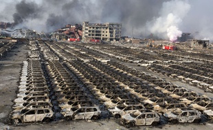 Des centaines de carcasse de voitures neuves le 13 août après les explosions à Tianjin.