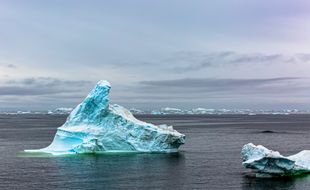 La calotte glaciaire du Groenland fond sept fois plus vite que dans les années 1990, selon une étude publiée dans la revue « Nature ».