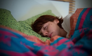 Une femme dort.