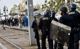 Des lycéens face aux policiers à Bordeaux le 4 décembre 2018, lors du blocage des lycée.
