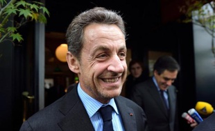 Neuf mois après sa défaite à l'élection présidentielle, Nicolas Sarkozy continue de hanter les esprits à droite, où certains, à l'instar d'Alain Juppé, lui prêtent "l'envie" d'être à nouveau candidat en 2017, même si lui-même ne dit rien de ses intentions.