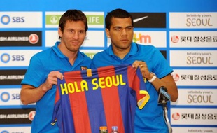 Lionel Messi et Daniel Alves lors d'une conférence de presse à Séoul, le 2 août 2010