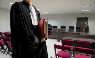 Au tribunal, la présidente a demandé la diffusion de la vidéo des gifles avant le jugement.