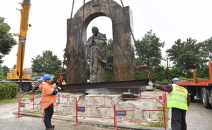La statue a été déplacée d'une trentaine de mètres.
