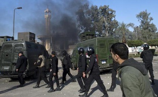 Un attentat a frappé un bâtiment militaire dimanche en Egypte, la troisième attaque en moins d'une semaine dans un pays toujours plus divisé après la désignation des Frères musulmans du président destitué Mohamed Morsi comme "organisation terroriste".