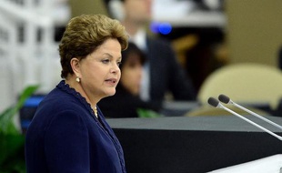 La présidente du Brésil Dilma Rousseff a violemment critiqué mardi à l'ONU le programme d'écoutes américain, affirmant qu'il était "intenable" et qu'il violait le droit international.