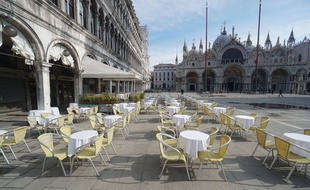 Les terrasses vides à Venise, en Italie.