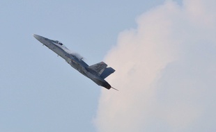 Un F18 suisse en vol lors d'un meeting aérien en 2010. Photo d'illustration.