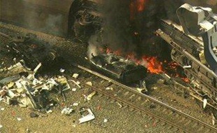 La collision entre un train de passagers et un de marchandise a fait au moins six morts dans la banlieue nord de Los Angeles.