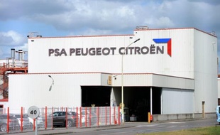 L'Etat français étudie la possibilité de voler au secours du constructeur PSA Peugeot Citroën en grandes difficultés financières, via une entrée au capital si celui-ci en faisait la demande, rapporte vendredi le quotidien Libération.