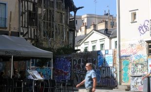 La place Saint-Michel à Rennes, défigurée par un incendie survenu en 2010. Ici photographiée en septembre 2018.