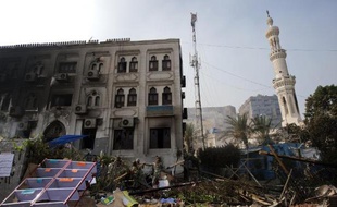 Des soldats égyptiens marchent devant la mosquée Rabaa al-Adawiya, ancienne place forte des Frères musulmans, le 15 août 2013 au Caire