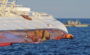 L'avocat français de rescapés du naufrage du navire Costa Concordia a annoncé mardi le dépôt d'une plainte contre le groupe italien Costa Croisières, propriétaire du paquebot échoué, pour non assistance à personne en danger et mise en danger de la vie d'autrui.