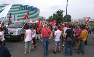 Manifestants contre la loi Travail devant le centre commercial Atlantis.