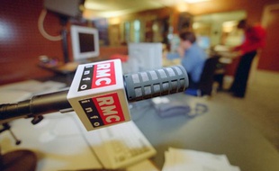 Dans les locaux de la station de radio RMC.