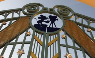 Le parc de Marne-la-Vallée craignait notamment un attentat ou des agressions pédophiles, alors qu'il reçoit des millions d'enfants chaque année. Le contrat avec les anciens gendarmes avait été signé après le viol d'un enfant par un employé.