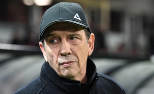 Jean-Louis Gasset, ici lors de sa première très spéciale en tant qu'entraîneur principal de l'ASSE, mercredi à Guingamp. FRED TANNEAU