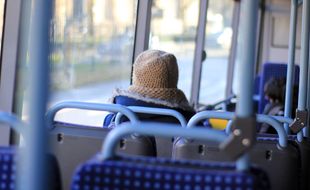 Illustration d'une femme à bord d'un bus, ici à Rennes.