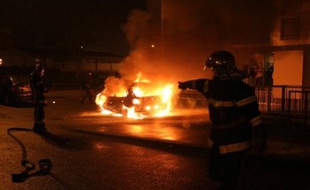 Avec 445 véhicules incendiés recensés à 6H00, contre 372 durant la même période l'an dernier, la nuit de la Saint-Sylvestre a enregistré une hausse de 19,62% des voitures brûlées mais aucun incident majeur n'est déploré par le ministère de l'Intérieur, selon un bilan provisoire.