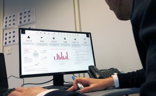 Illustration d'une personne consultant le site open data de Rennes Métropole.