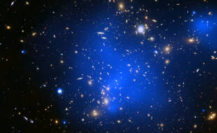 Surnommé l'amas de Pandore, Abell 2744 est un superamas de galaxies