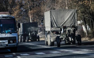 Des camions sans plaque d'immatriculation et tirant des canons, traversent Makiivka, dans l'est de l'Ukraine, le 9 novembre 2014