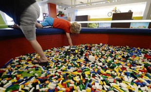 Des enfants jouent avec des briques de Lego à Carlsbad en Californie, le 17 septembre 2013
