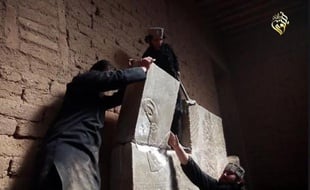 Capture d'écran d'une vidéo fournie par le média jihadiste Welayat Nineveh le 11 avril 2015 montrant des combattants de l'EI détruisant des uvres d'art dans la cité antique assyrienne de Nimroud, en Irak