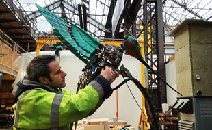 Un technicien des Machines de l'île travaille sur le Colibri géant.