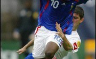 Les Français, qui avaient auparavant battu le Portugal (1-0) et l'Allemagne (3-0), terminent premiers du groupe A. Ils n'ont toujours pas encaissé le moindre but et affronteront le deuxième du groupe B en demi-finale, jeudi.