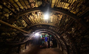 Des visiteurs du "Musée de la mine" à Cagnac-les-Mines, près de Carmaux, le 24 juillet 2014
