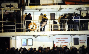 Des migrants entassés sur un cargo abandonné, ramenés à bon port par la marine italienne, le 31 décembre 2014 à Gallipoli en Italie