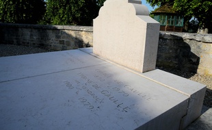 Un individu a brisé la croix qui surplombait la tombe de l'ancien président.