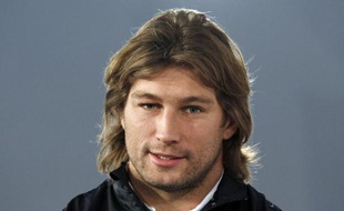 Le talonneur international du Stade Français, Dimitri Szarzewski, a officialisé son transfert au Racing-Métro la saison prochaine